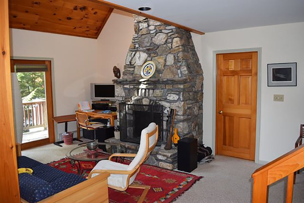 Lakefront modern house--privacy, deck, dock & fireplace sleeps 8