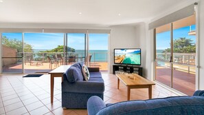 TV, DVD player, livros, videoteca