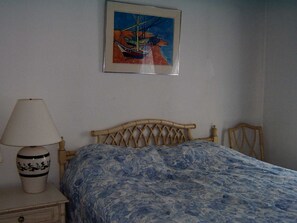 6 bedrooms, WiFi - ONLY 6 HOUSES AWAY FROM BEACH, SHORT WALK TO PIER.DISCOUNTED ALL OF AUGUST (Old Orchard Beach)