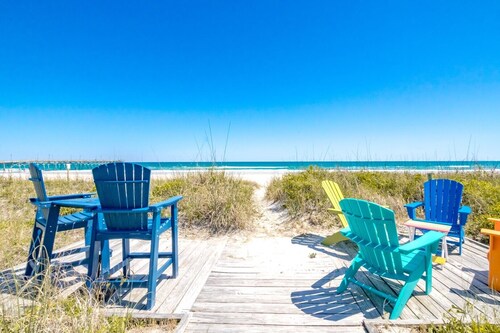 Beach Therapy - Oceanfront!! 4 BR / 3 BA Enjoy the views from Master Bedroom!