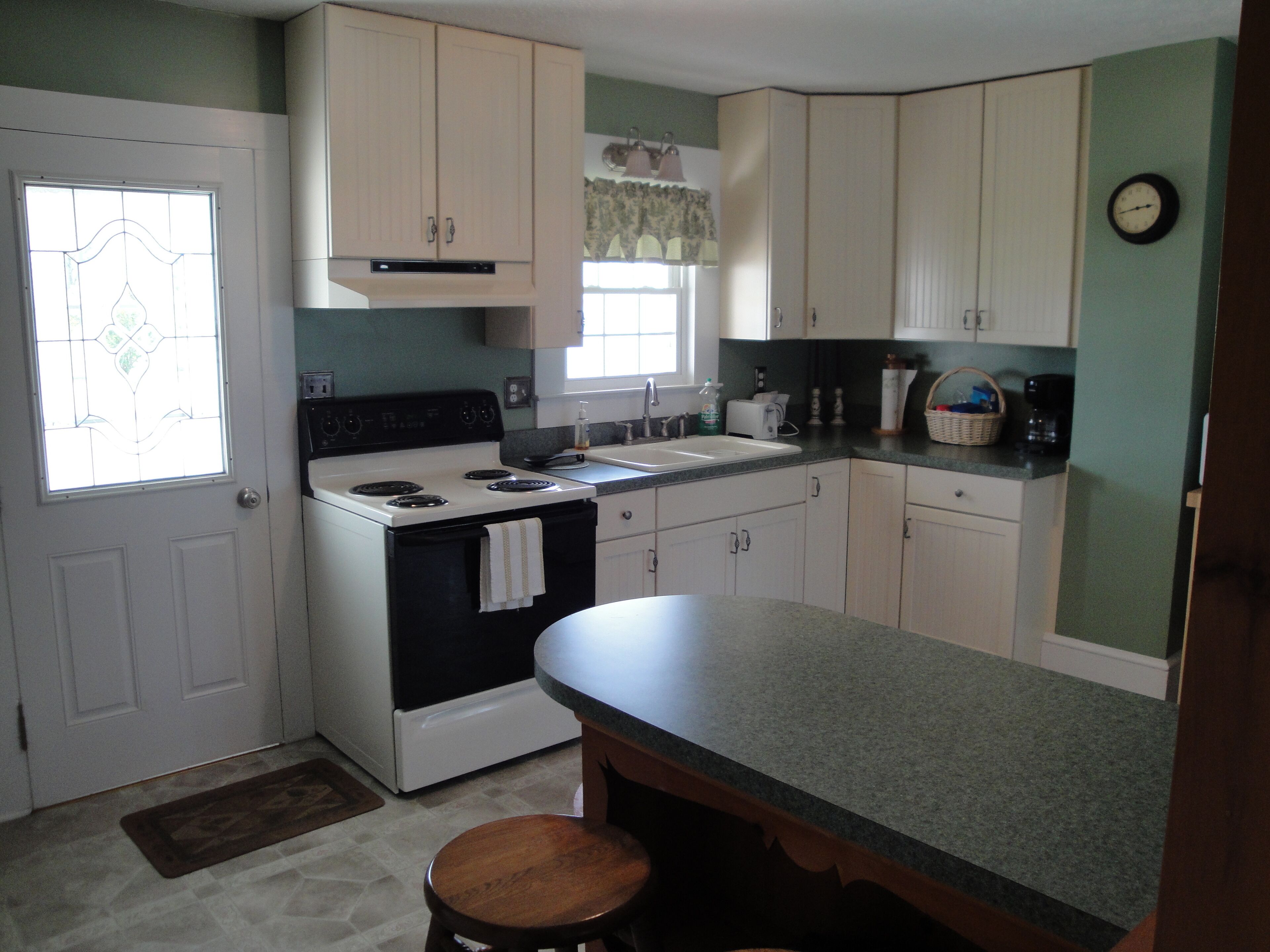 Beautiful Newly Renovated Farmhouse with Great Mountain Views