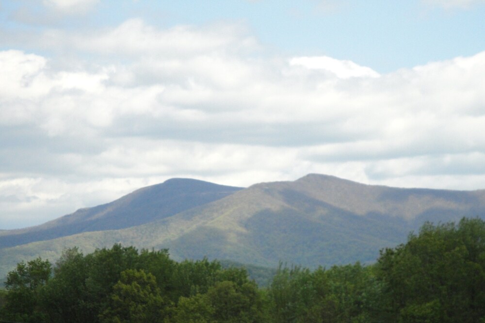 Beautiful Newly Renovated Farmhouse with Great Mountain Views