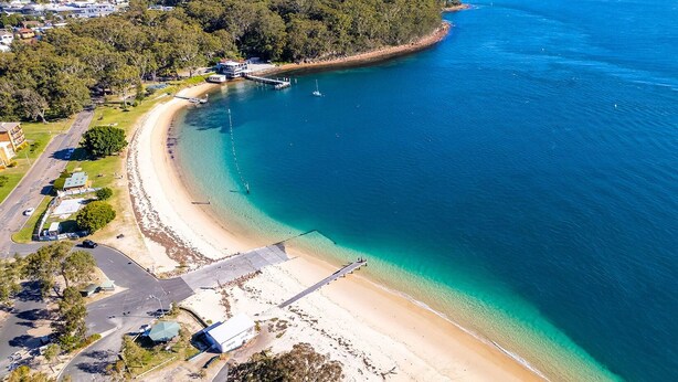 On the beach - Intrepid, 15 3 Intrepid Close - right on the beachfront and WiFi (Nelson Bay)
