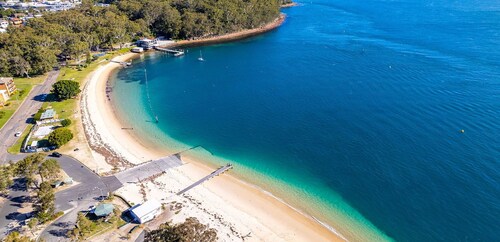 Intrepid, 15 3 Intrepid Close - right on the beachfront and WiFi