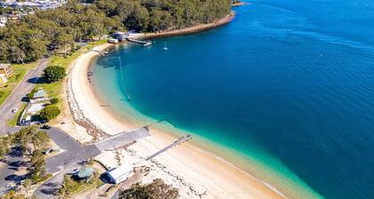 Intrepid, 15 3 Intrepid Close - right on the beachfront and WiFi