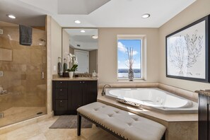 Combined shower/tub, jetted tub, hair dryer, towels