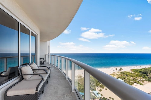 Amazing views Ritz Carlton Res. 24 th flr luxury Singer Is 2 brm+den 25% SALE 