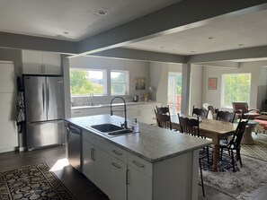 ثلاجة، ميكروويف، فرن، موقد طهي مسطح