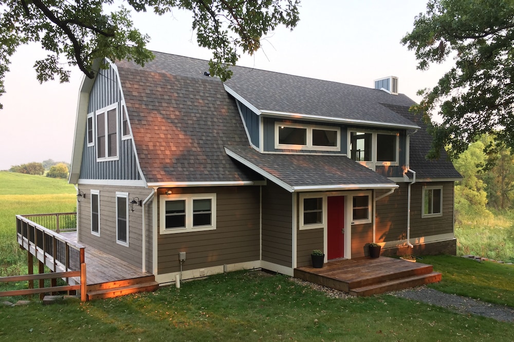Family Reunions - groups. Remodeled barn on farm. Scenic and quiet.