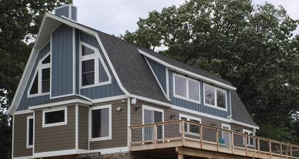 Reunions & Groups. Open space inside & out. Yoga loft. 45 acres. Scenic. Quiet.