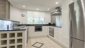 Fridge, microwave, oven, stovetop - Mandalay Apartment 29 | Port Douglas (PORT DOUGLAS)