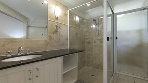 Combined shower/bathtub, hair dryer, towels - Mandalay Apartment 29 | Port Douglas (PORT DOUGLAS)