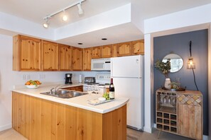 Een koelkast, een magnetron, een oven, een kookplaat