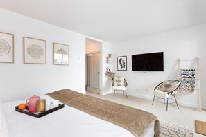 3 bedrooms, desk, iron/ironing board, WiFi - Central, Cozy Townhouse-Private Hot Tub & Parking (Whistler)