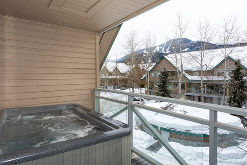 Central, Cozy Townhouse-Private Hot Tub & Parking