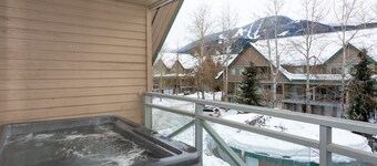 Central, Cozy Townhouse-Private Hot Tub & Parking