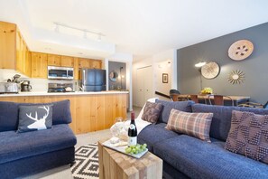 TV, fireplace - Central, Cozy Townhouse-Private Hot Tub & Parking (Whistler)