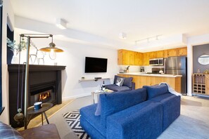 Een televisie en een open haard