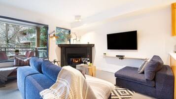 Een televisie en een open haard