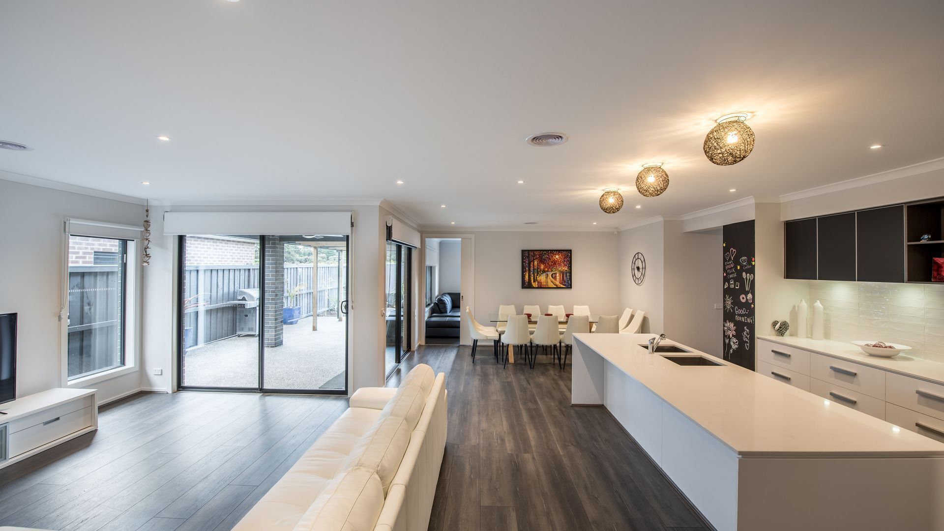 Smart-TV, Kamin, Videospiele, DVD-Player