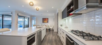 Hillside Paradise Torquay - Sleeps 17 - Strictly  Families