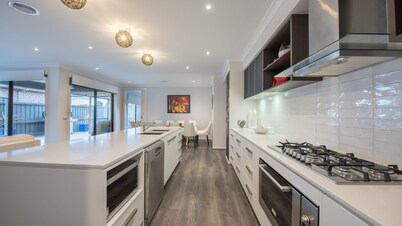 Hillside Paradise Torquay - Sleeps 17 - Strictly  Families