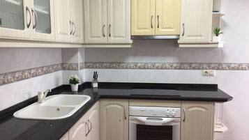 Een koelkast, een microgolfoven, een oven, een kookplaat