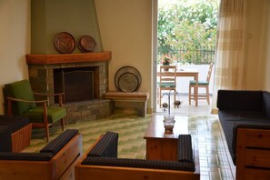 Living area - Spacious 2bd maisonette close to Monolithi beach (ΠΡΕΒΕΖΗΣ - ΜΥΤΙΚΑ)