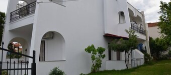 Spacious 2bd maisonette close to Monolithi beach