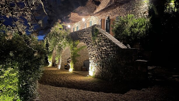Un edificio in pietra con aspetto rustico, illuminato da luci soffuse.