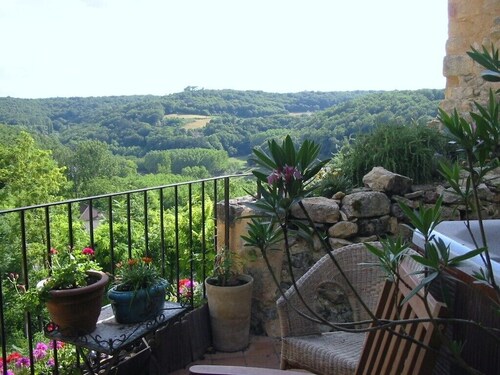 Historic stone house with spa on ramparts of 11th century castle near Sarlat