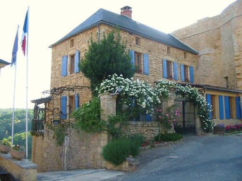 Belle maison sur remparts du Château du XI ème dans la vallée de la Dordogne