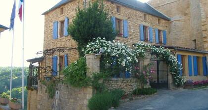 Belle maison sur remparts du Chùteau du XI Úme dans la vallée de la Dordogne