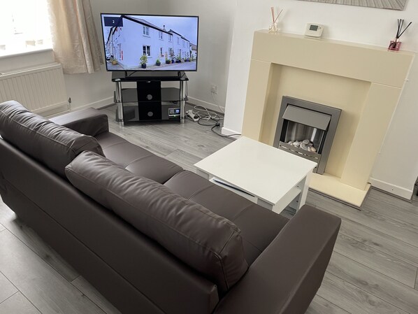 Smart TV, fireplace - Spacious semi detached house (Leigh)