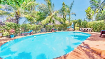 Hồ bơi ngoài trời, mở cửa từ 8:00 đến 20:00, dù/ô trên bãi biển/hồ bơi
