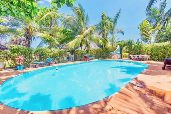 Piscine extérieure, parasols de plage, chaises longues