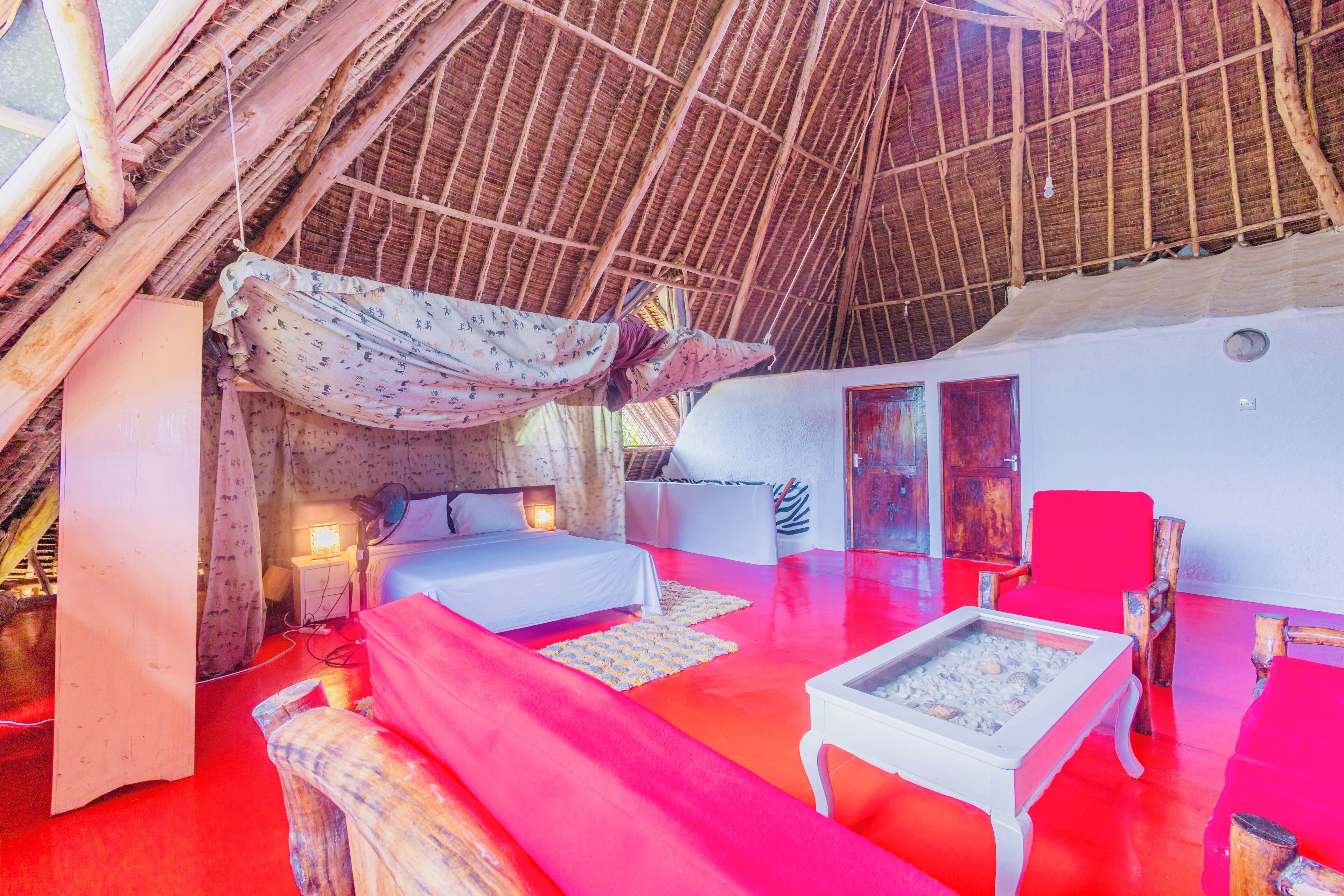 4 habitaciones, caja de seguridad en la habitación y escritorio 