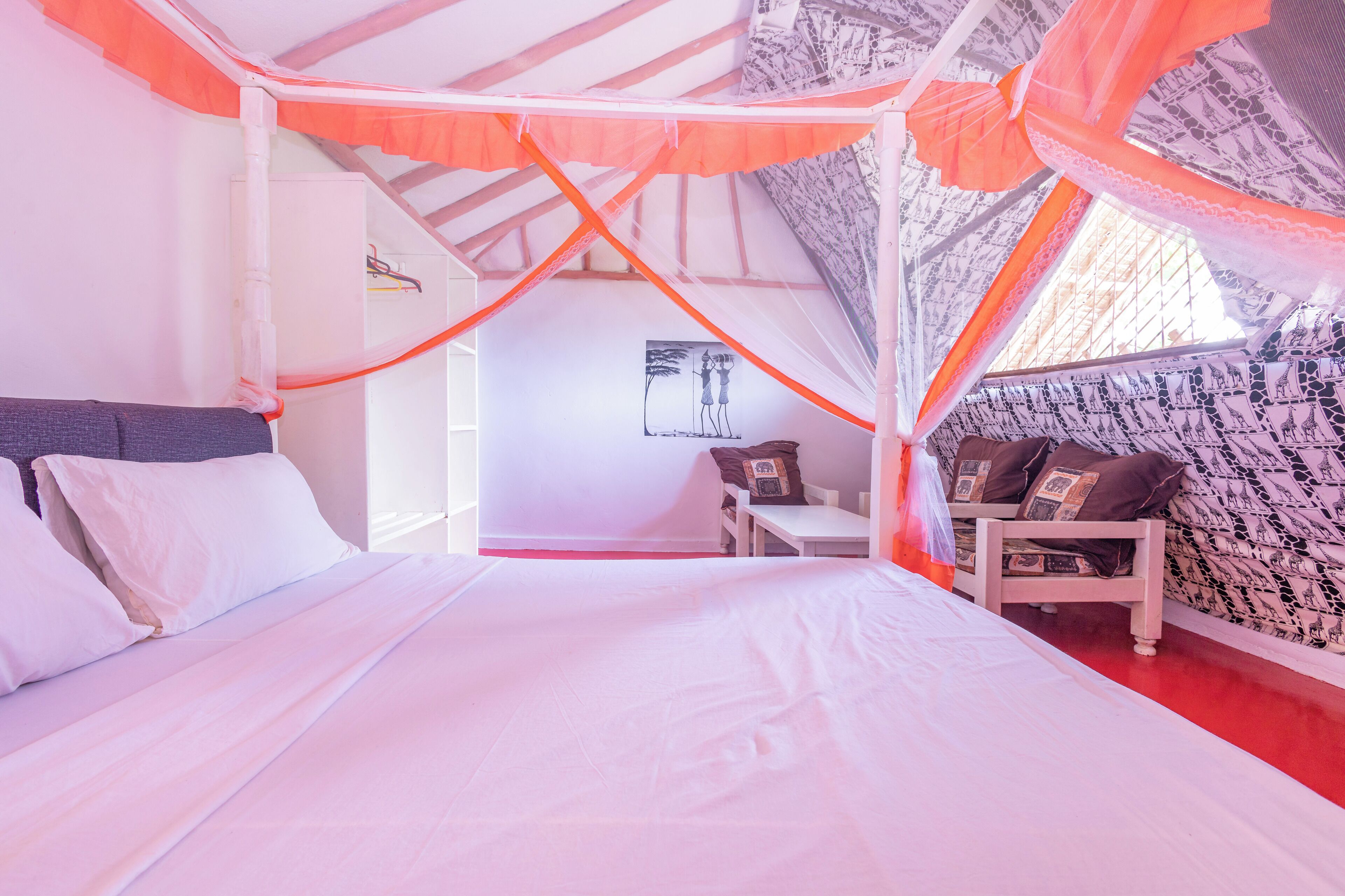 Una habitación con una cama, una mesita y una silla.