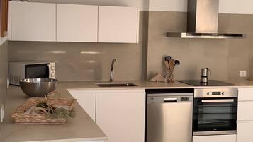 Geladeira, micro-ondas, fogĂŁo, cooktop