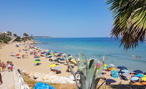 Sulla spiaggia, lettini da mare, teli da spiaggia