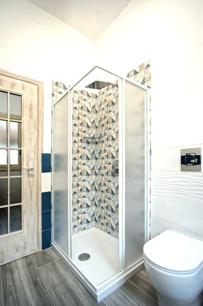 Dusche, Haartrockner, Bidet, Handtücher