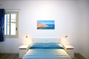 2 habitaciones, tabla de planchar con plancha y cuna de viaje 