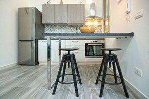 Réfrigérateur, four, plaque de cuisson, cafetiÚre/bouilloire