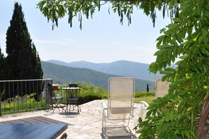 Outdoor dining - Stunning Private House: fantastic pool, beautiful views, A/C, Wi-Fi, and privacy (Cortona)