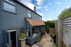 Terrace/patio - Hillview Lodge, Brancaster Staithe, Norfolk (Brancaster Staithe)