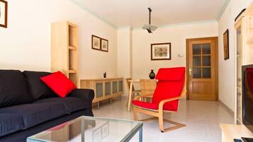 Télévision, table de tennis de table, livres