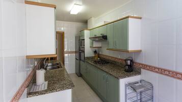 Een koelkast, een magnetron, een oven, een kookplaat