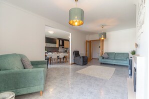 Smart TV y chimenea 