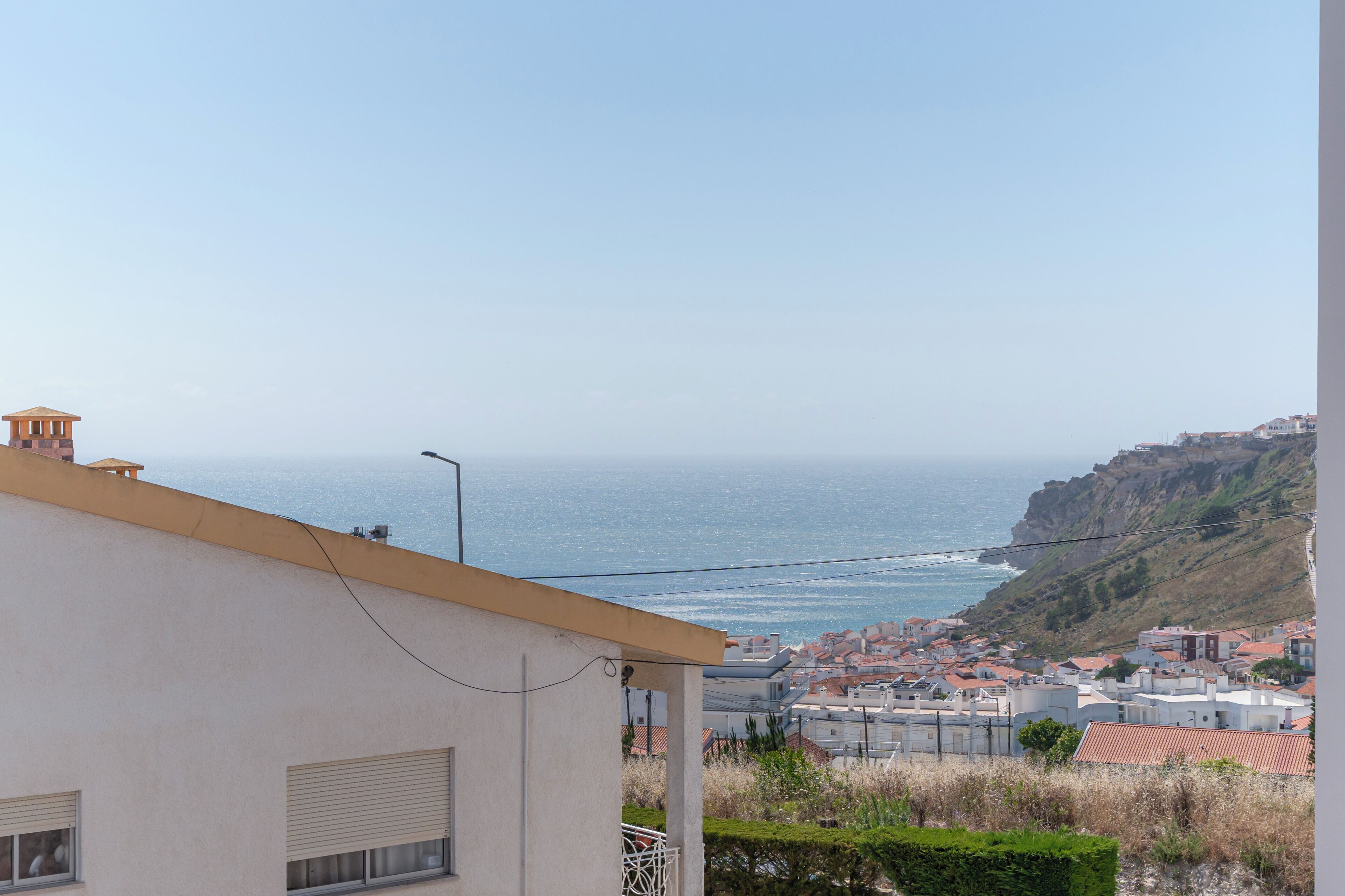 Une ville côtière avec des bâtiments et une vue sur la mer.