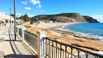 Playa en los alrededores y toallas de playa